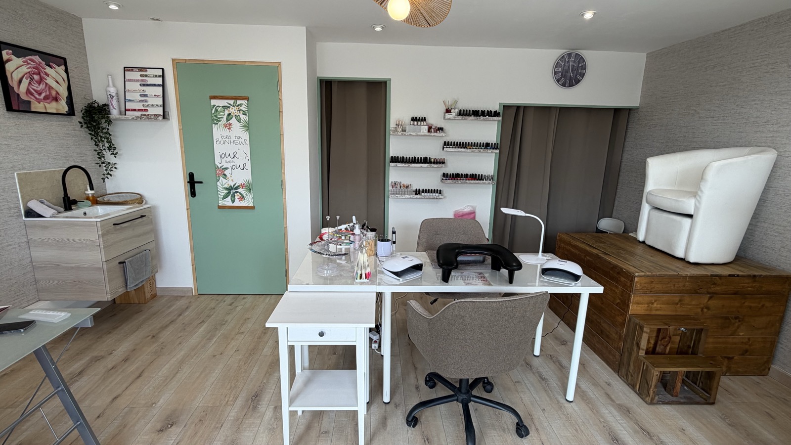Salon Onglica 1