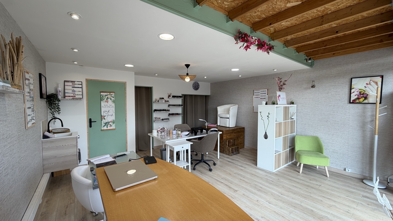 Salon Onglica 4